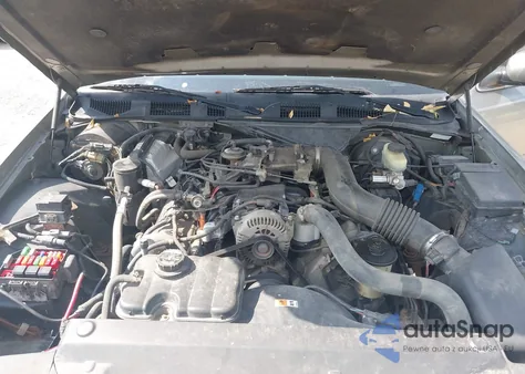 2000 Ford Crown Victoria z USA, uszkodzony, nr VIN 2FAFP73W3YX207399